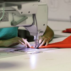 Photo de l'atelier couture des sièges de bureau fabriqués en France dans l'usine d'Harmony à Alès dans le Gard.