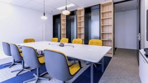 Photo présentant l'agencement d'une salle de réunion moderne dans les bureaux de Mediapart à Paris, 19e arrondissement (75)