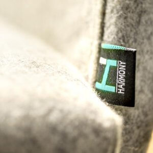 Photo mettant en valeur la qualité du tissu des fauteuil de bureau fabriqués par Harmony en France.