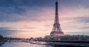Photo de la Tour Eiffel à Paris, située à proximité de notre showroom de présentation des aménagements de bureaux en région parisienne.