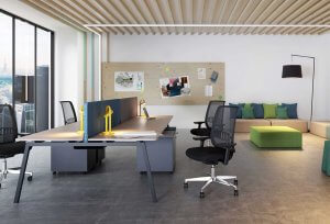 Photo d'inspiration pour l'aménagement de bureaux open space avec postes de travail face à face et espace détente avec banquettes.