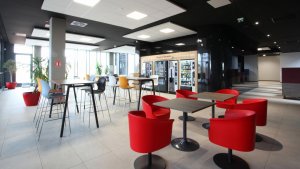 Photo de présentation de l'aménagement de bureaux à Montpellier avec la salle de détente de l'entreprise KAWNEER.