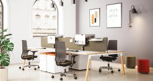 Photo présentant un aménagement de bureaux design entièrement équipé avec bureaux face à face, sièges confortables, supports écrans et panneaux écrans.