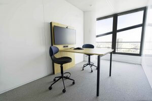 Photo de présentation de l'aménagement d'une petite salle de travail dans les locaux de Saint-Gobain à Paris La Défense.