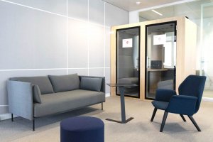 Photo de présentation de l'aménagement d'un espace détente dans les bureaux de Saint-Gobain à Paris La Défense.