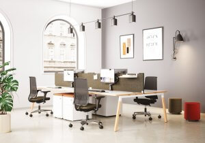 Photo d'inspiration pour l'aménagement de bureaux open space en configuration face à face et équipés de fauteuils confortables et personnalisables.