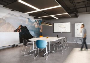 Photo d'inspiration pour l'aménagement d'une salle de réunion équipée d'un écran pour les supports numériques et conférences.