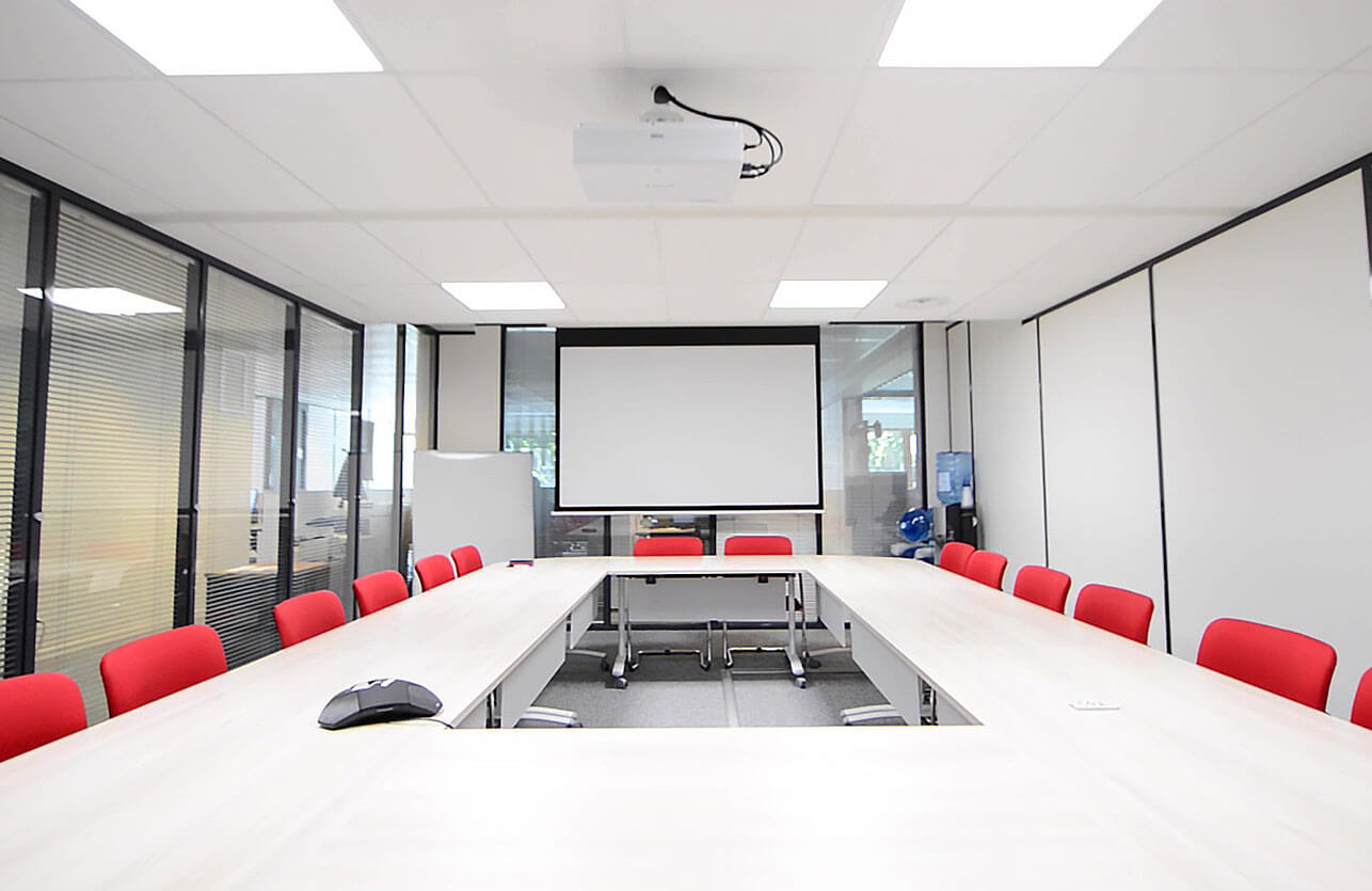 Photo de présentation de l'agencement d'une grande salle de réunion avec cloisons vitrées dans les bureaux du Groupe Descours & Cabaud à Lyon
