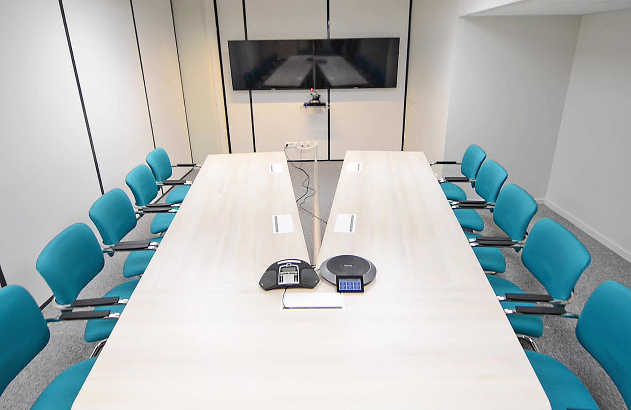Photo de présentation de l'aménagement d'une grande salle de réunion équipée d'une table en V dans les bureaux du Groupe Descours & Cabaud à Lyon