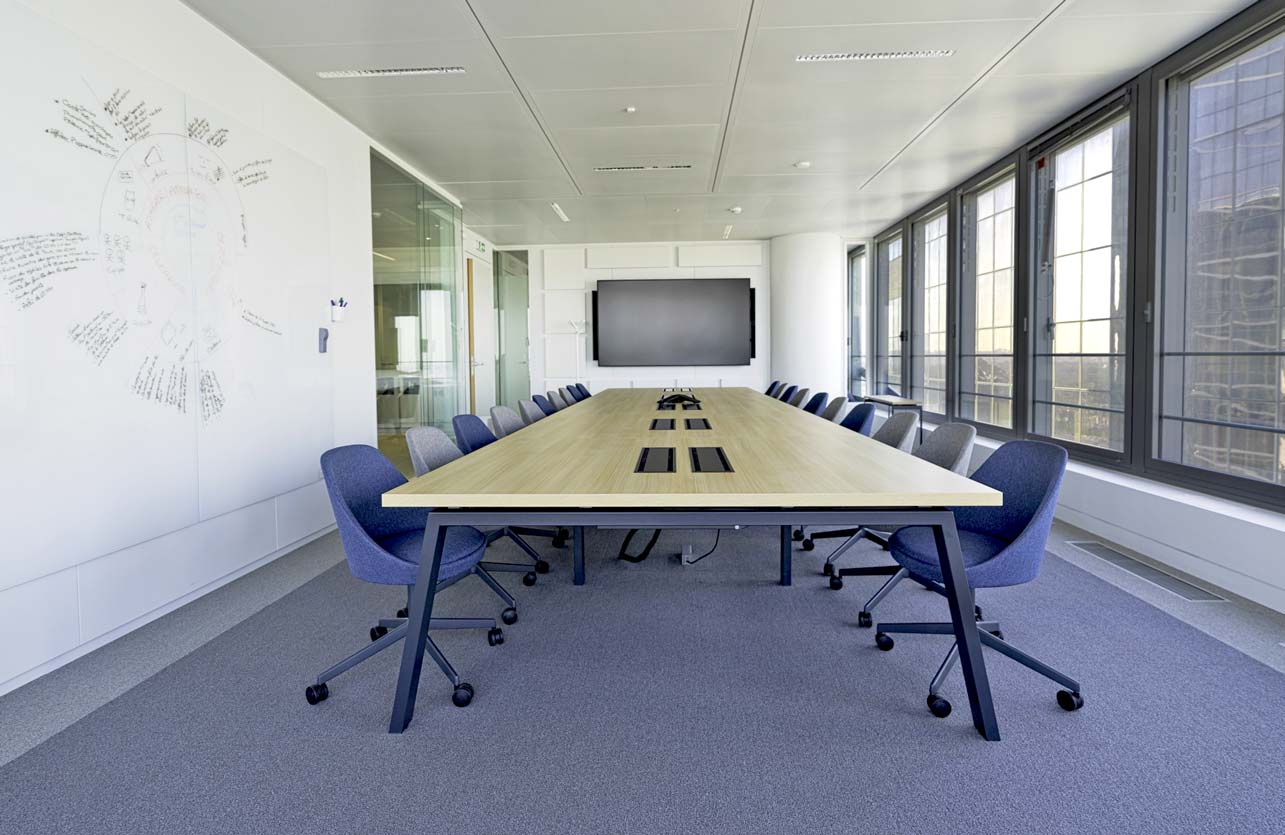 Photo de présentation de l'agencement d'une grande salle de réunion complètement équipée dans les bureaux de Saint Gobain à Paris La Défense
