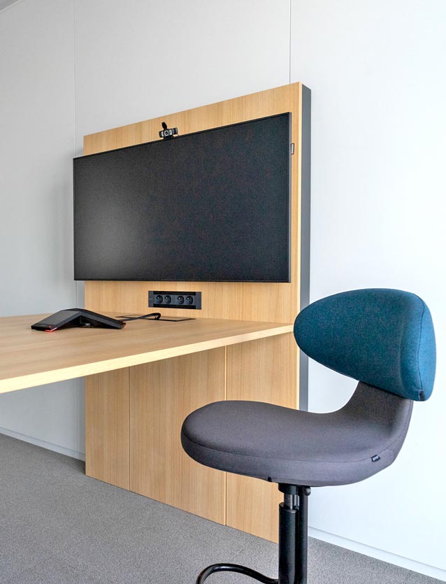 Photo de présentation de l'agencement d'une salle de réunion équipée de fauteuils ergonomiques réglables dans les locaux de Saint Gobain à Paris La Défense
