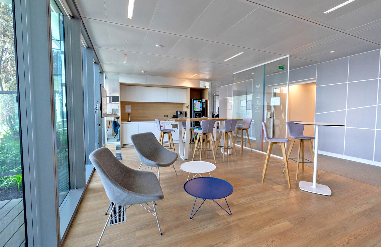 Photo de l'agencement d'un espace informel dans les bureaux de Saint Gobain à Paris La Défense
