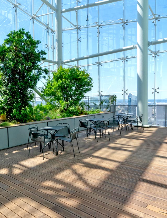 Photo de présentation de l'agencement d'une terrasse dans les locaux de Saint Gobain à Paris La Défense