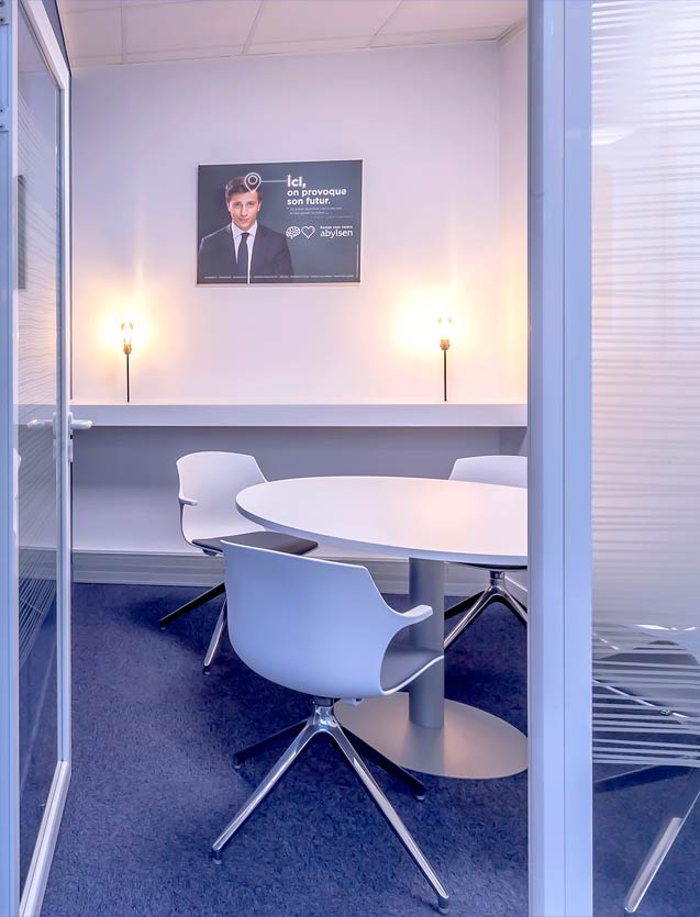 Photo de présentation de l'aménagement d'un petit espace de travail collectif dans les bureaux d'Abylsen aux Champs-Elysées (Paris)