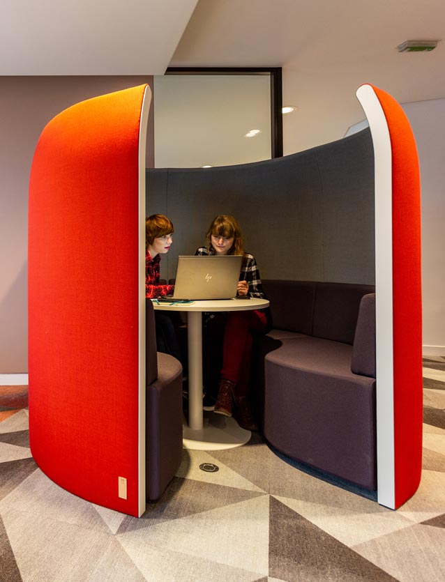 Photo de présentation de l'aménagement d'une cabine acoustique dans les bureaux de Viaccess Orca