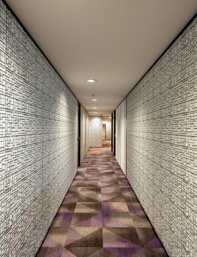 Photo de présentation de l'aménagement de l'un des couloirs de l'entreprise Viaccess Orca
