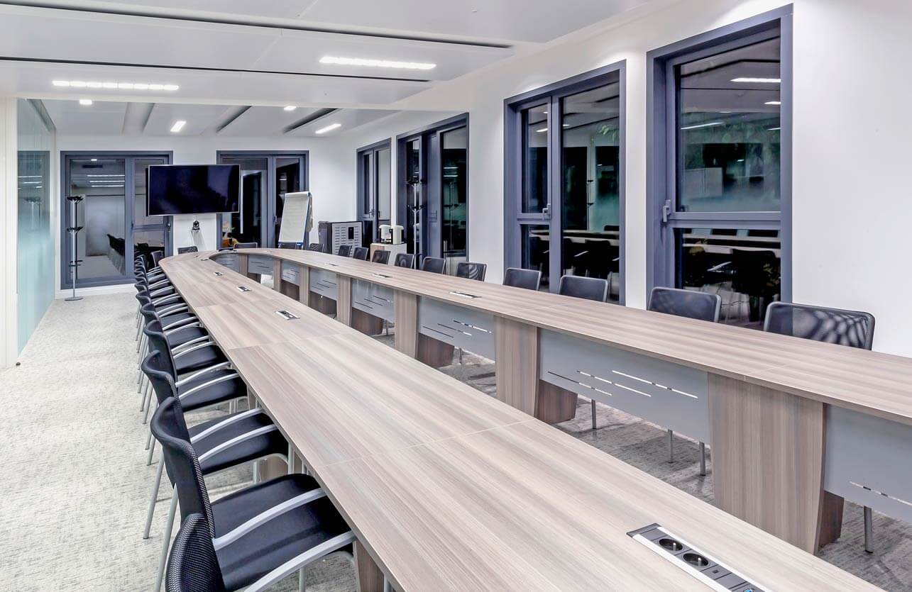 Photo de présentation de l'aménagement d'une grande salle de réunion complètement équipée dans les bureaux de l'ANFA à Meudon, Hauts-de-Seine (92)