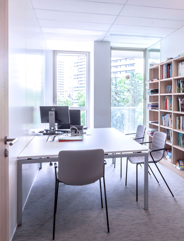 Photo de présentation de l'aménagement d'une salle de réunion équipée d'une bibliothèque pour les bureaux de de Média-Participations à Paris