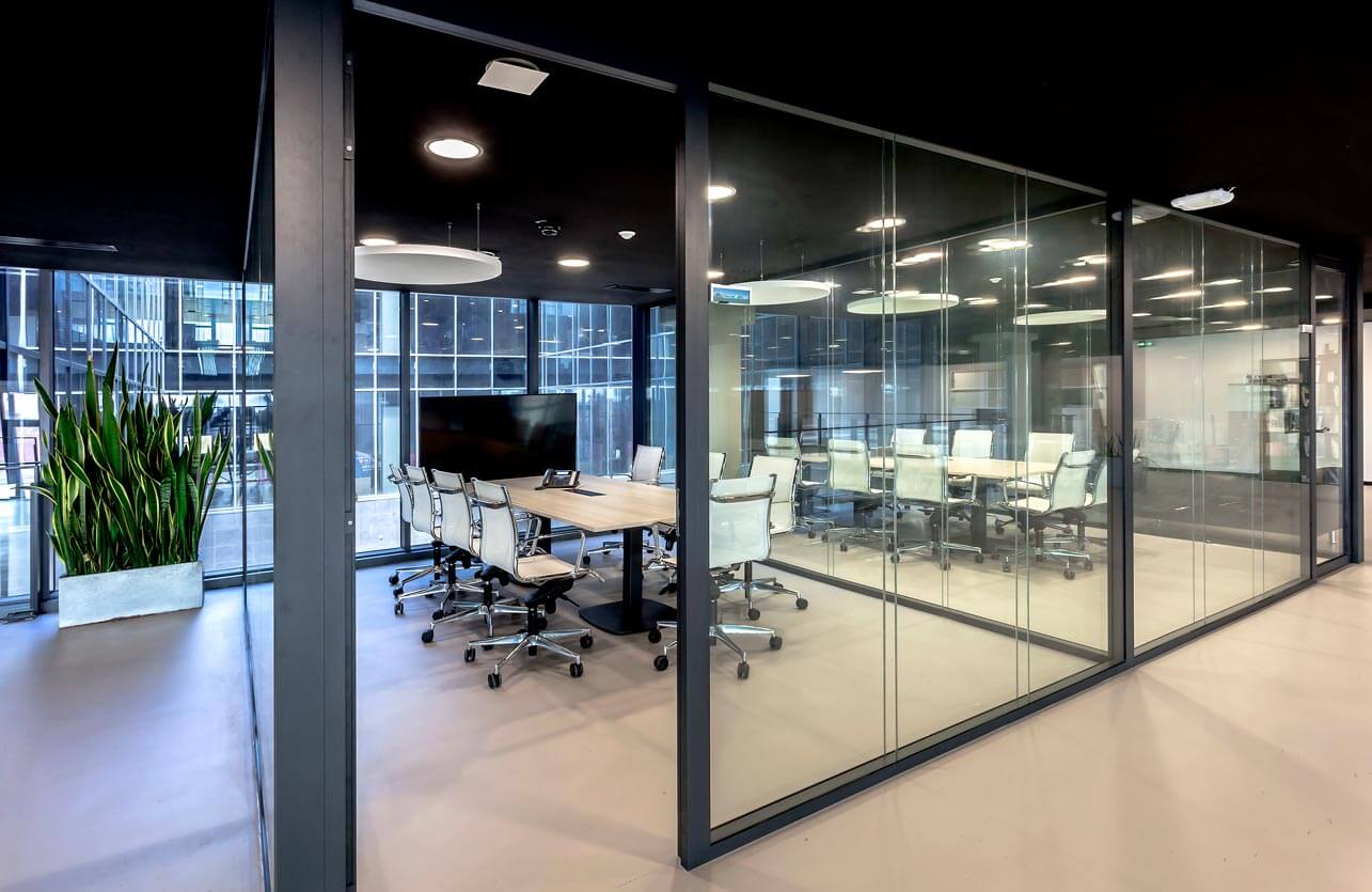 Photo de présentation des salles de réunion avec des cloisons entièrement vitrées dans les bureaux de Kawneer