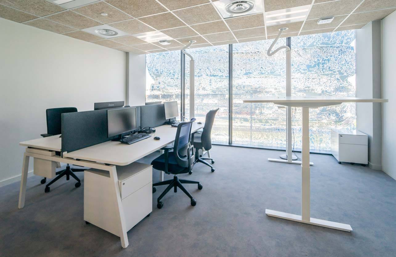 Photo de présentation de l'agencement de postes de travail ergonomiques dans les bureaux du Conseil Général du Gard à Nîmes (30)