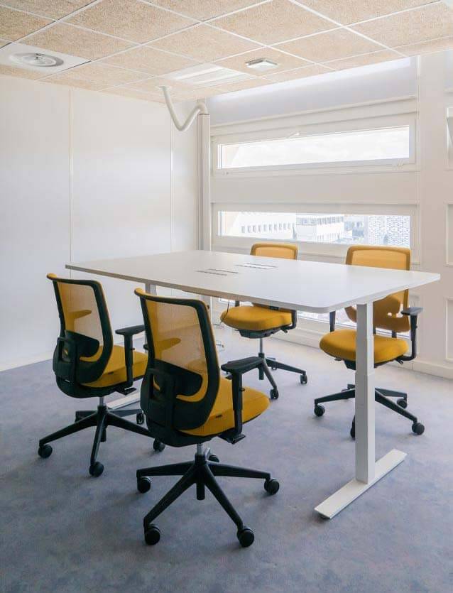Photo de présentation de l'aménagement d'une petite salle de réunion avec des fauteuils ergonomiques dans les bureaux du Conseil Général du Gard à Nîmes (30)
