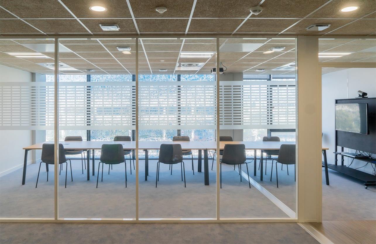 Photo de présentation de l'aménagement de cloisons vitrées pour une grande salle de conférence dans les locaux du Conseil Général du Gard à Nîmes (30)