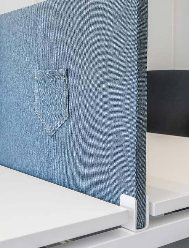 Photo de présentation de la personnalisation d'un panneau écran avec du tissu imitation jean pour les bureaux du Conseil Général du Gard à Nîmes (30)