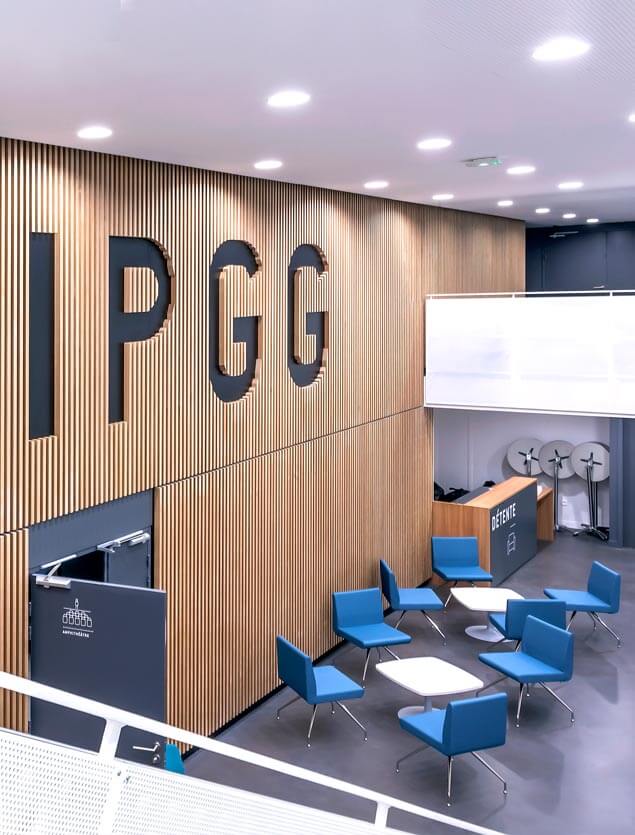 Photo de présentation de l'agencement d'une grande salle de détente dans les bureaux de l'Institut Pierre-Gilles de Gennes (IPGG) à Paris
