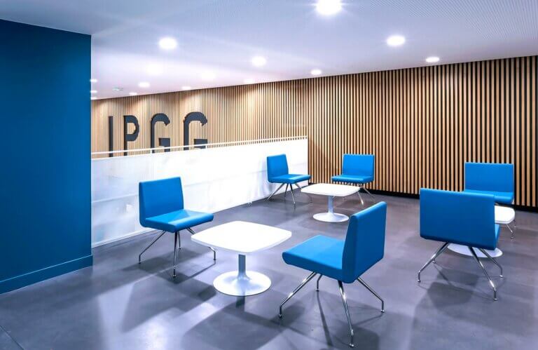 Photo de présentation de l'agencement d'une salle de détente élégante dans les bureaux de l'Institut Pierre-Gilles de Gennes (IPGG) à Paris