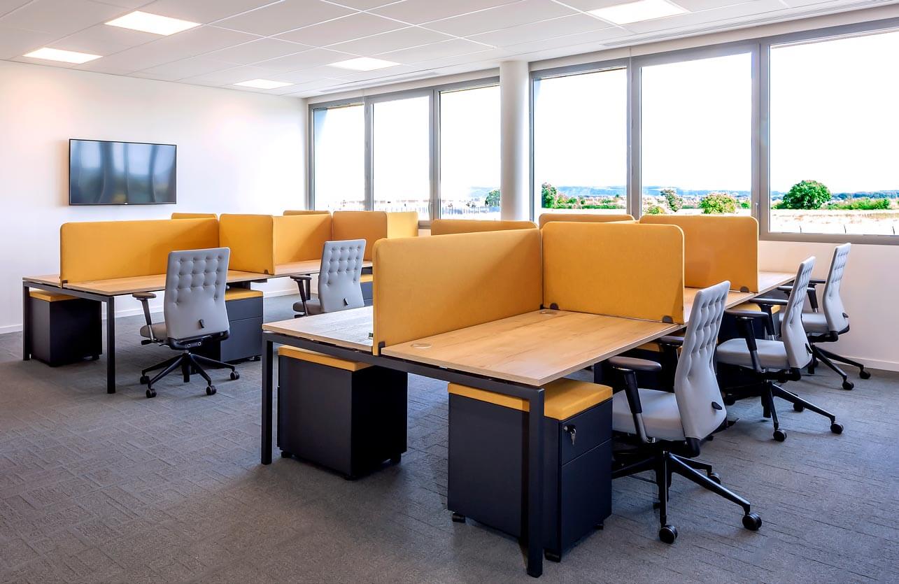 Photo de présentation de l'aménagement d'un espace de travail openspace ergonomique et confortable dans les bureaux de Altitude Infra à Val-de-Reuil dans l'Eure (Rouen)