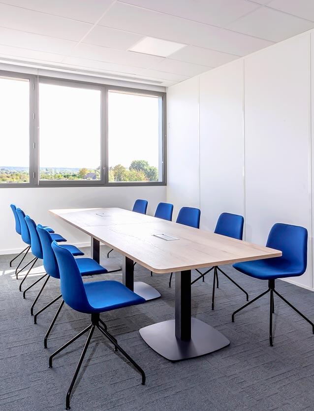 Photo de présentation de l'agencement d'une salle de réunion dans les bureaux de Altitude Infra à Val-de-Reuil dans l'Eure (Rouen)