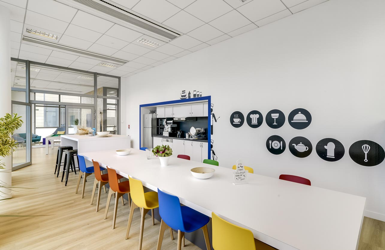 Photo de présentation de l'aménagement d'une cafétéria accueillante dans les bureaux de Permobil à Rungis (Seine-et-Marne)
