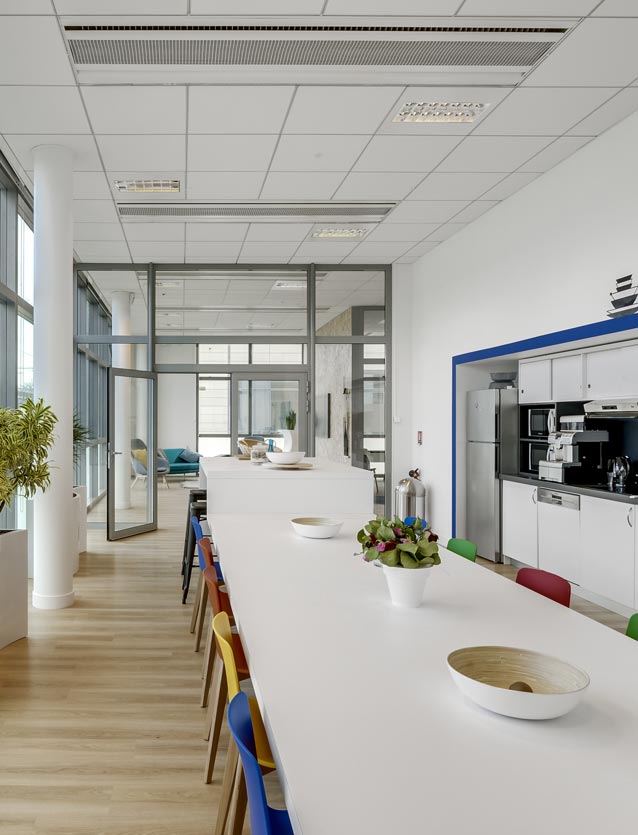 Photo de présentation de l'aménagement d'une cafétéria colorée dans les bureaux de Permobil à Rungis (Seine-et-Marne)