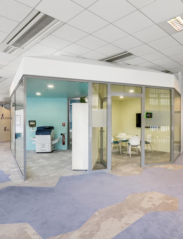 Photo de présentation de l'entrée d'une petite salle de réunion dans les bureaux de Permobil à Rungis (Seine-et-Marne)