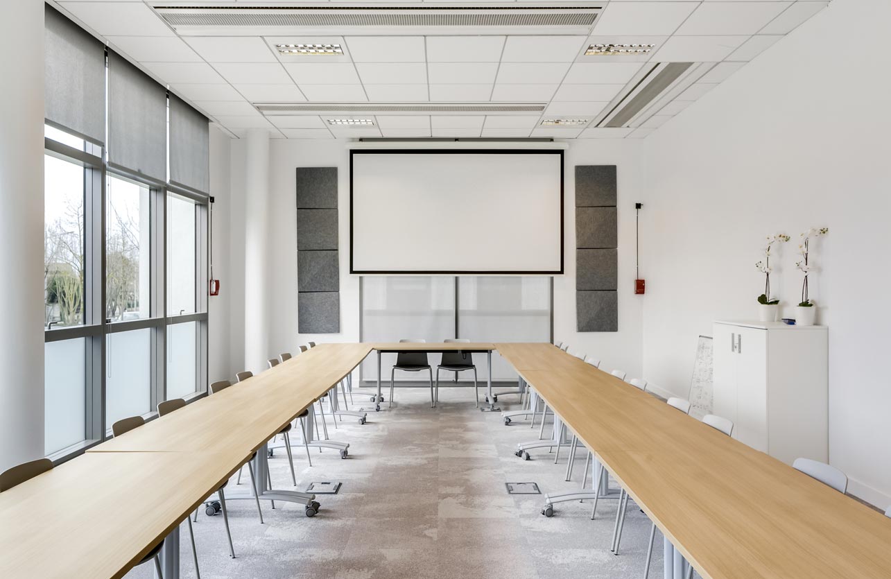 Photo de présentation de l'aménagement d'une grande salle de réunion équipée dans les bureaux de Permobil à Rungis (Seine-et-Marne)