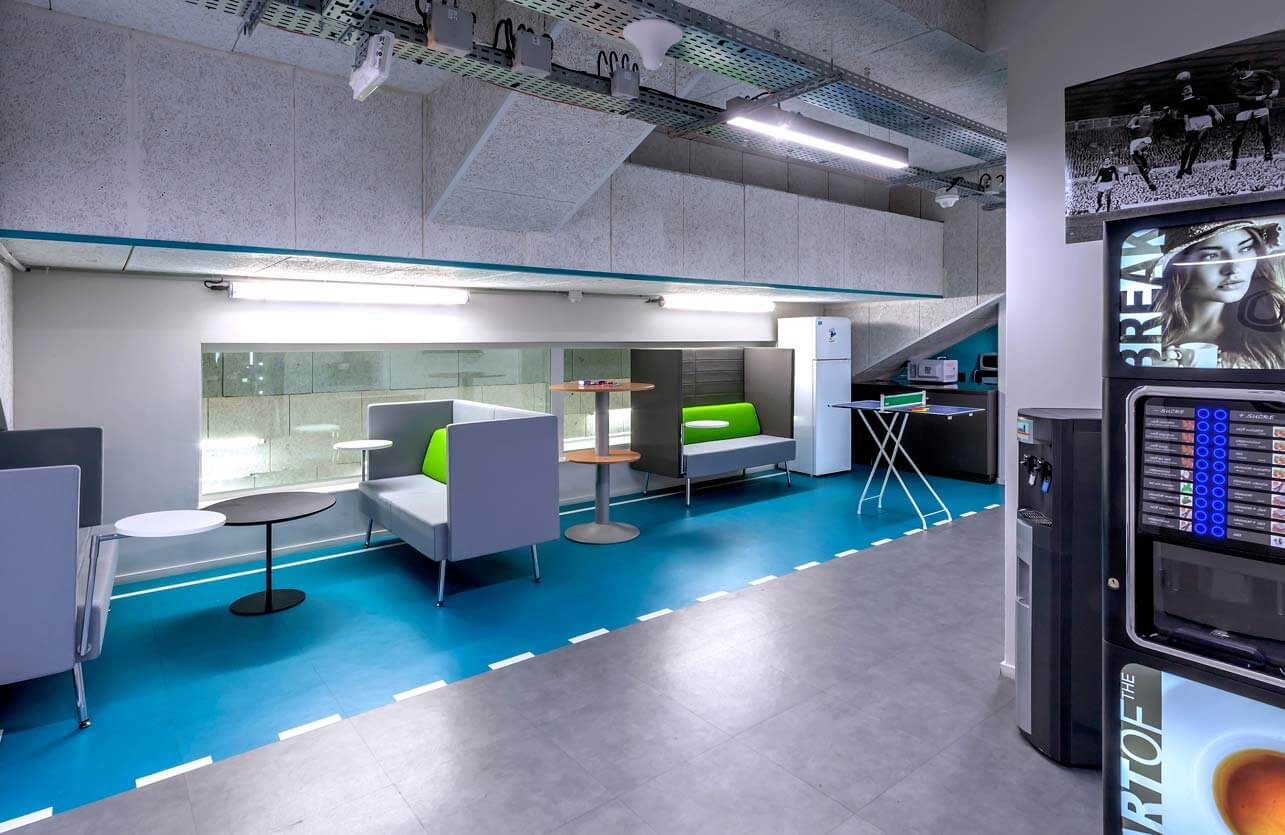 Photo de présentation de l'aménagement d'une salle de détente dans les bureaux de la startup Jean Bouin "Le Tremplin" à Paris