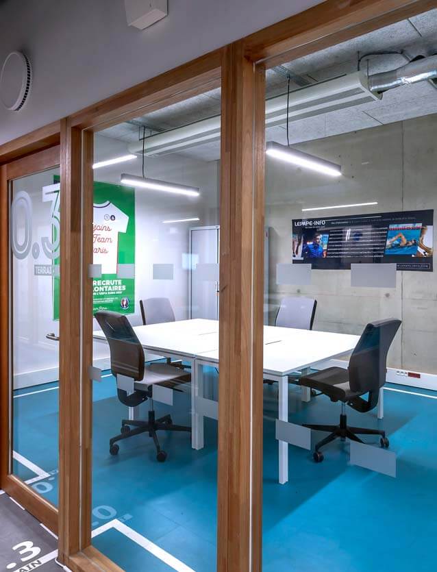 Photo de présentation de l'aménagement d'une salle de réunion à cloisons en verre pour les start-ups de la pépinière d'entreprises Jean Bouin "Le Tremplin" à Paris
