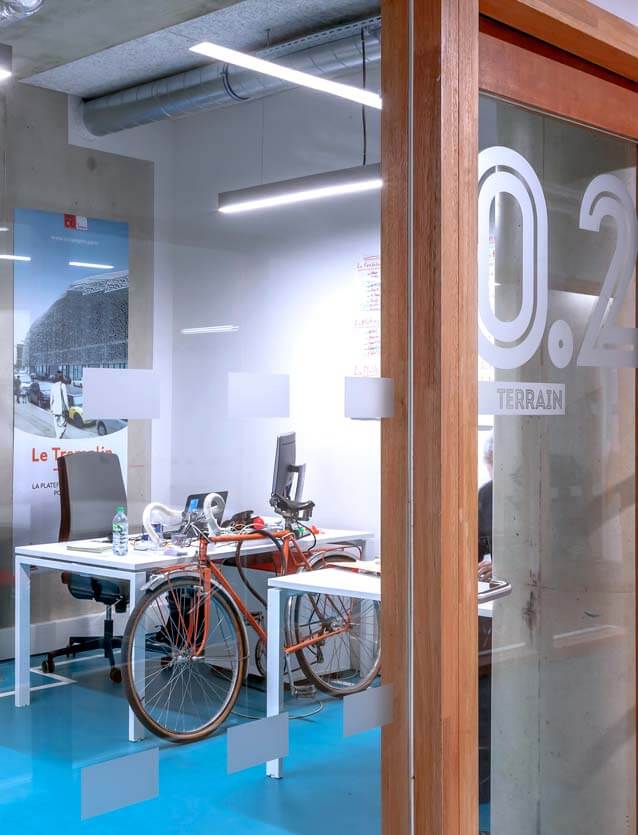Photo de présentation de l'aménagement d'un bureau individuel pour start-up dans les locaux de l'incubateur Jean Bouin "Le Tremplin" à Paris
