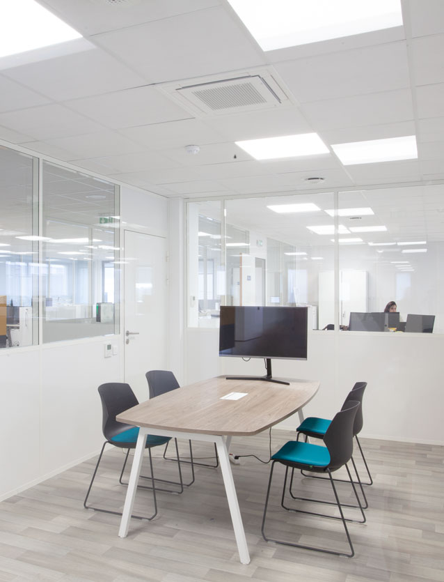 Photo de présentation de l'aménagement d'une salle de réunion secondaire dans les bureaux de Setitec en Seine-et-Marne