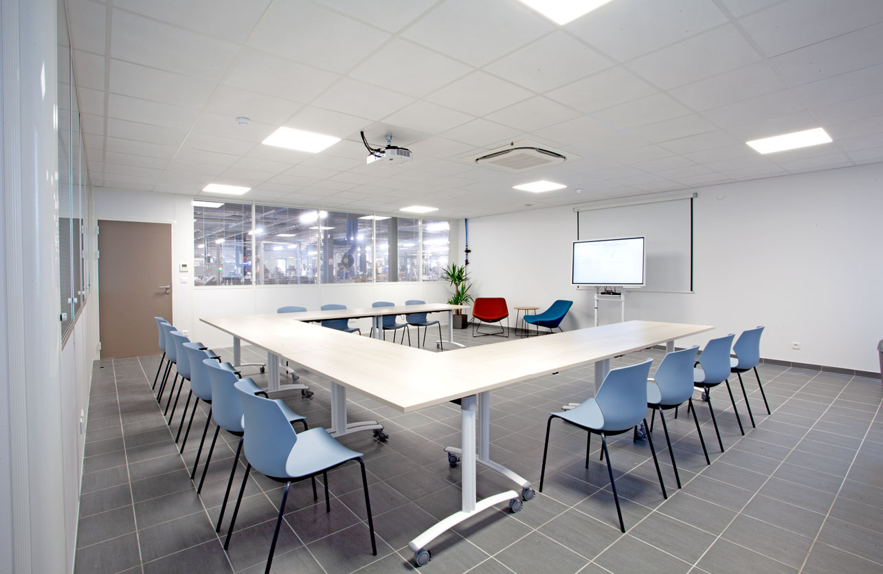Photo de l'aménagement d'une salle de réunion épurée dans les bureaux de Setitec en Seine-et-Marne