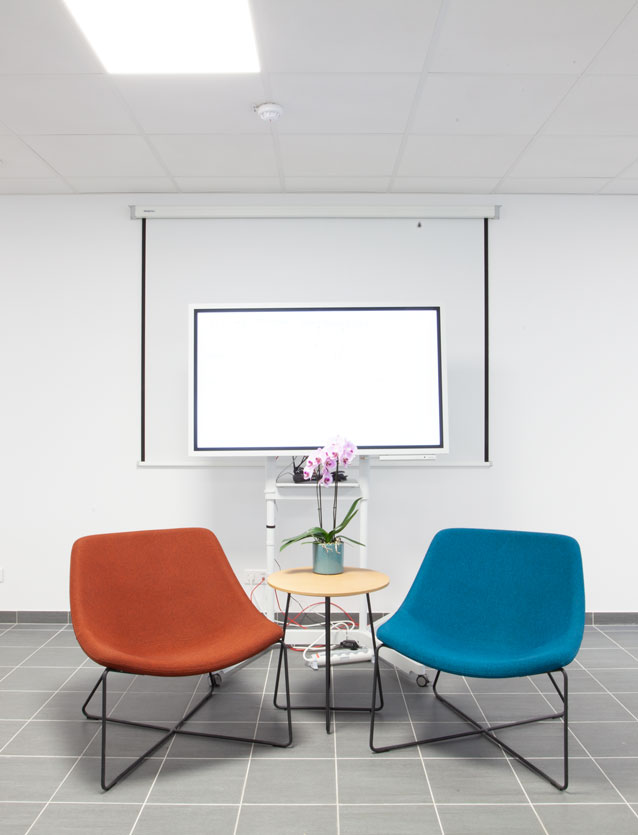 Photo de présentation de l'aménagement d'une petite salle de réunion dans les bureaux de Setitec en Seine-et-Marne