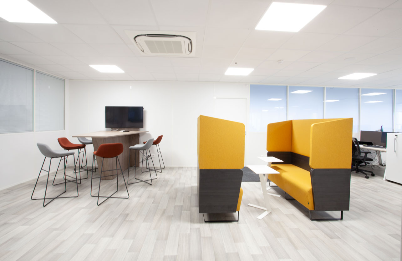 Photo de présentation de l'aménagement d'un coin réunion et confidentialité dans les bureaux de Setitec en Seine-et-Marne