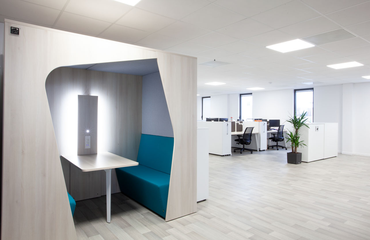 Photo de présentation de l'aménagement d'une cabine phonique "Komunikube" dans les bureaux de Setitec en Seine-et-Marne