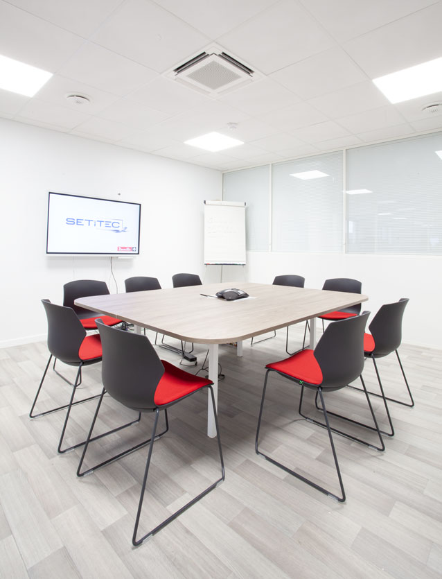 Photo de présentation de l'aménagement d'une petite salle de réunion brainstorming dans les bureaux de Setitec en Seine-et-Marne