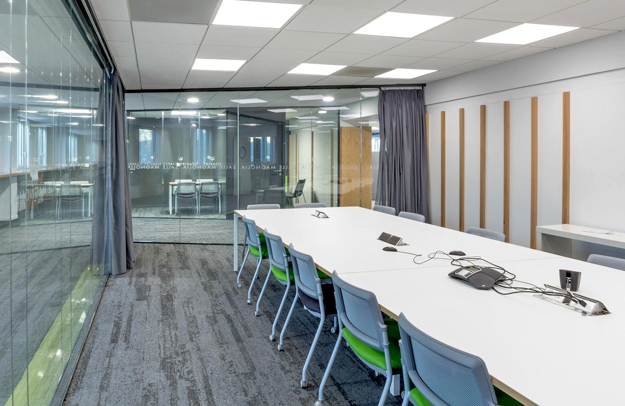Photo de présentation de l'aménagement d'une salle de réunion équipée de tables dans les bureaux des Laboratoires Pierre Fabre à Castres (Toulouse)