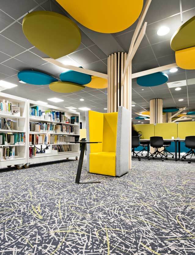 Photo de présentation de l'aménagement d'un espace partagé pour les étudiants dans la bibliothèque universitaire « La Source » à Lyon