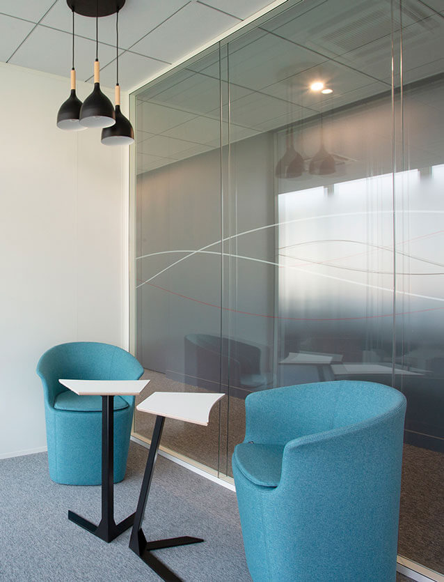 Photo de présentation de l'aménagement d'un petit espace informel cloisonné pour deux personnes dans les bureaux de Molex à Bièvres (Paris)
