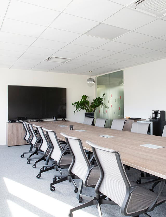 Photo de présentation de l'aménagement d'une grande salle de réunion pour les bureaux de Molex à Bièvres (Paris)