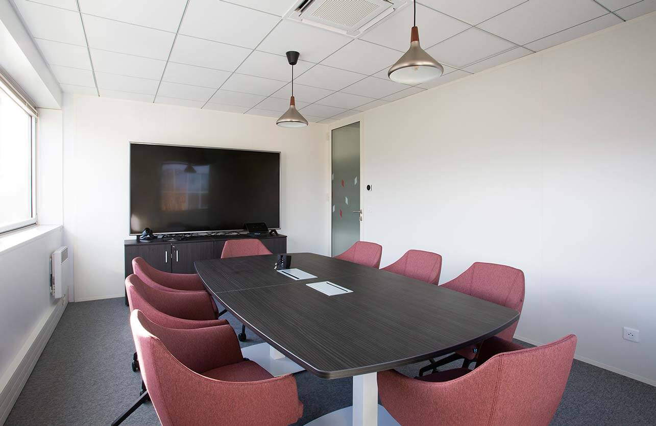 Photo de l'aménagement de la salle de réunion avec chauffeuses en tissu de l'entreprise Molex à Paris