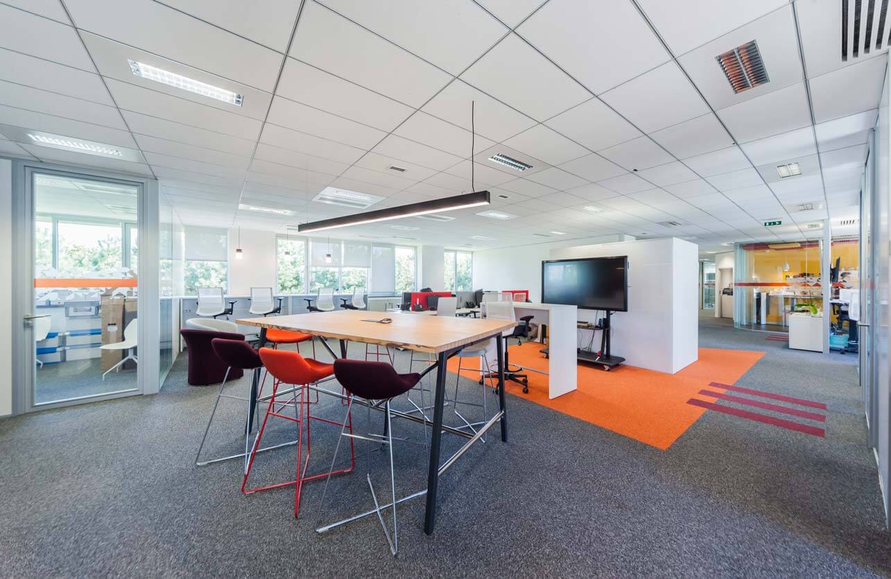 Photo de présentation de l'aménagement d'un open space en Flex Office pour les bureaux de Léon Grosse à Montigny-le-Bretonneux (Yvelines)
